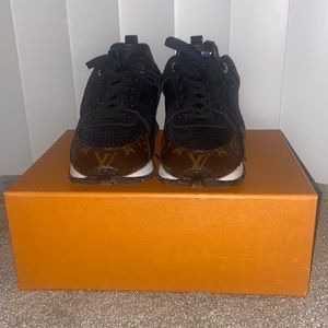 Womens Louis Vuitton sneaker size 37 (7) comes with box & dust bag